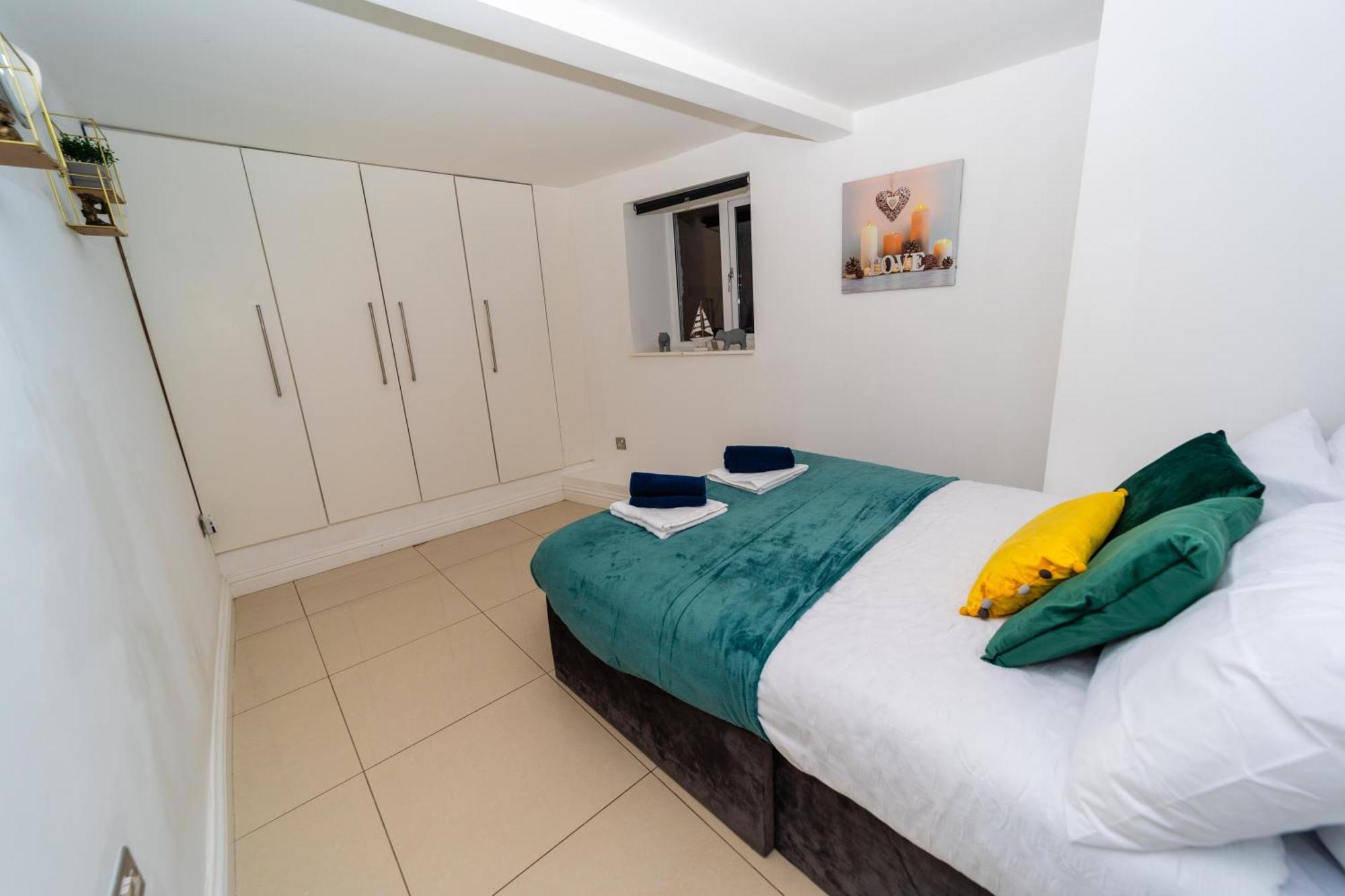 Spacious Flat With Patio & Parking In Centre Appartement Reading