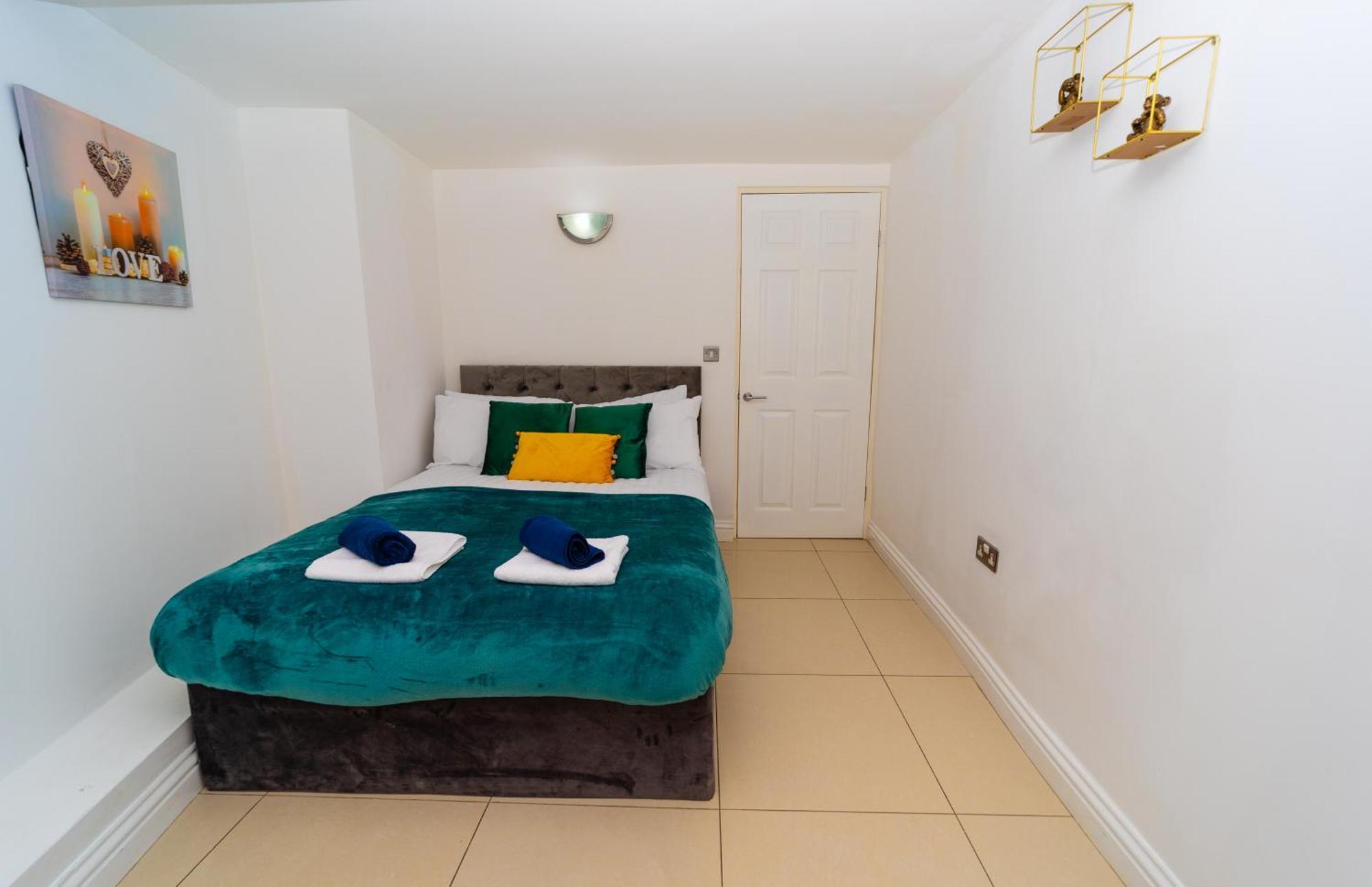 Spacious Flat With Patio & Parking In Centre Appartement *