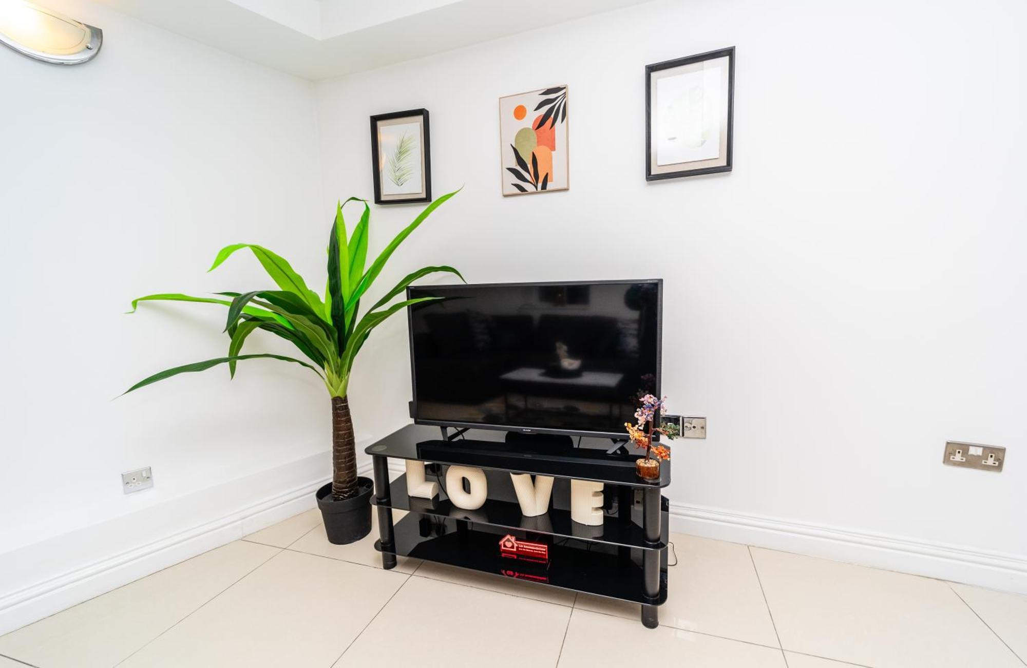 Spacious Flat With Patio & Parking In Centre Appartement