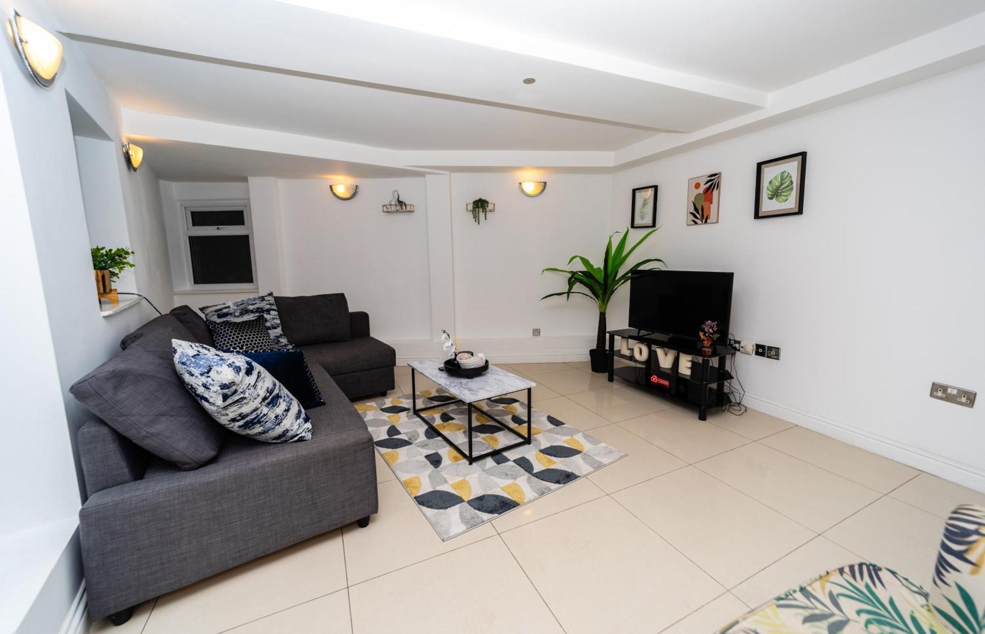Appartement Spacious Flat With Patio & Parking In Centre