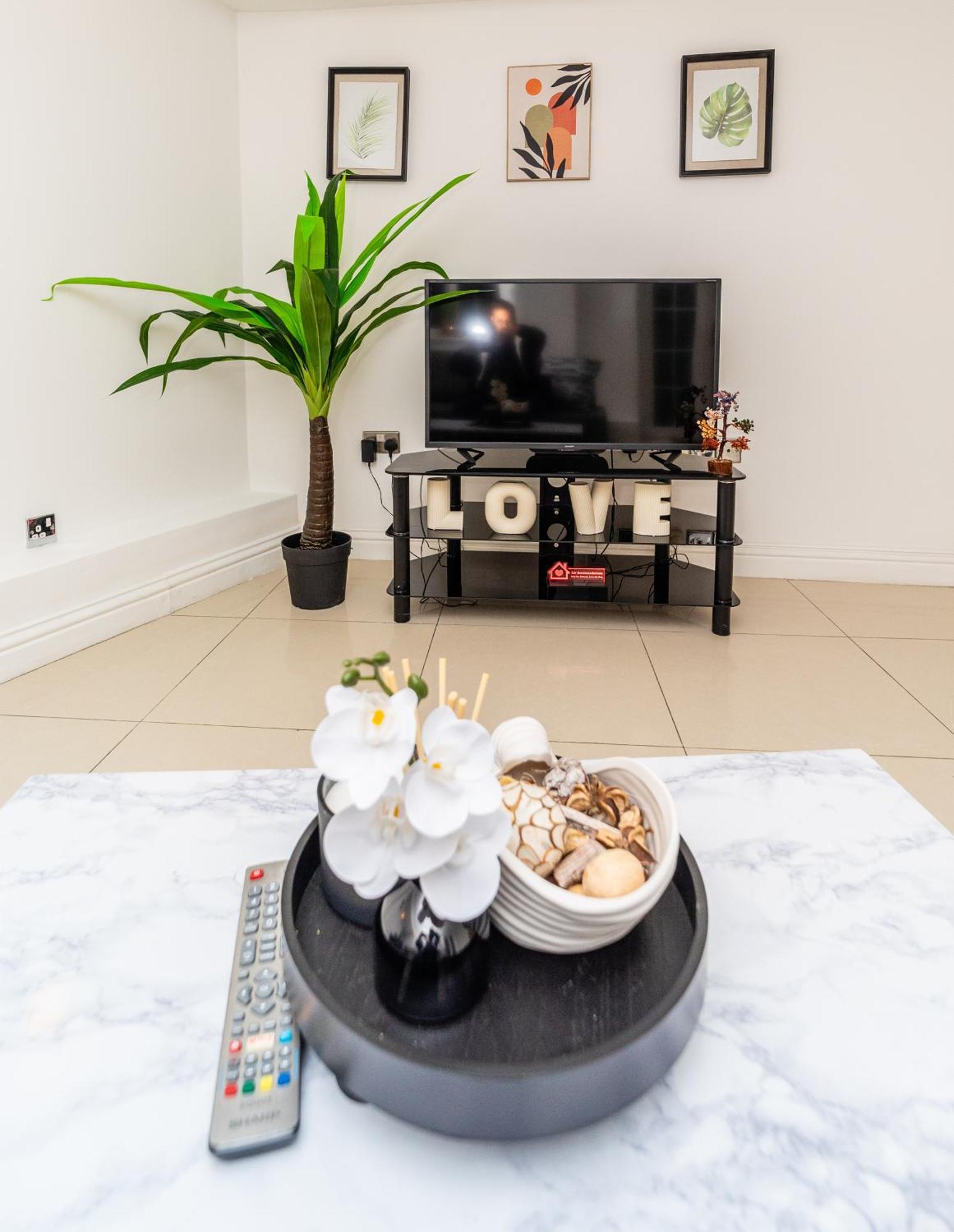 Appartement Spacious Flat With Patio & Parking In Centre *
