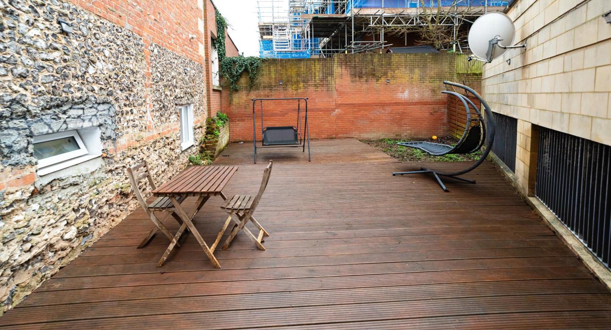 Spacious Flat With Patio & Parking In Centre Appartement