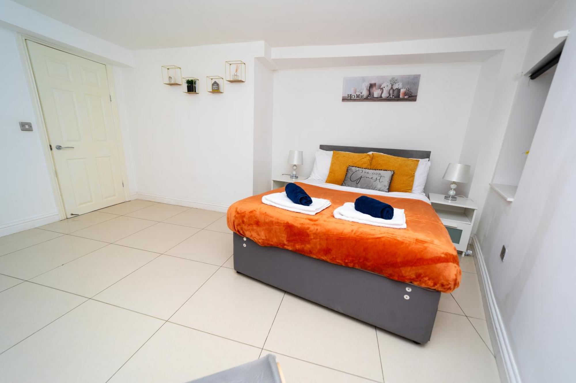 Appartement Spacious Flat With Patio & Parking In Centre *