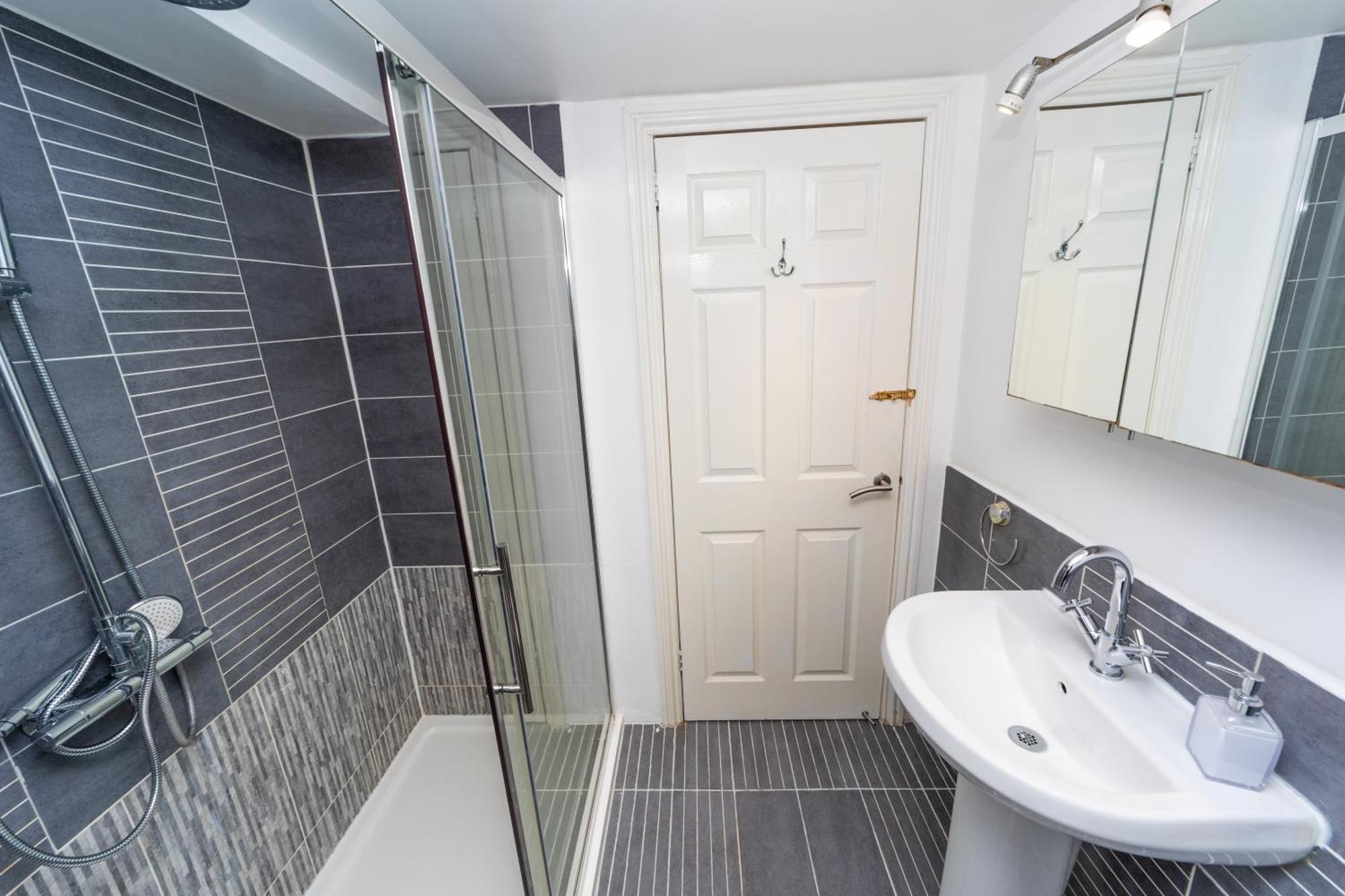 Spacious Flat With Patio & Parking In Centre Appartement