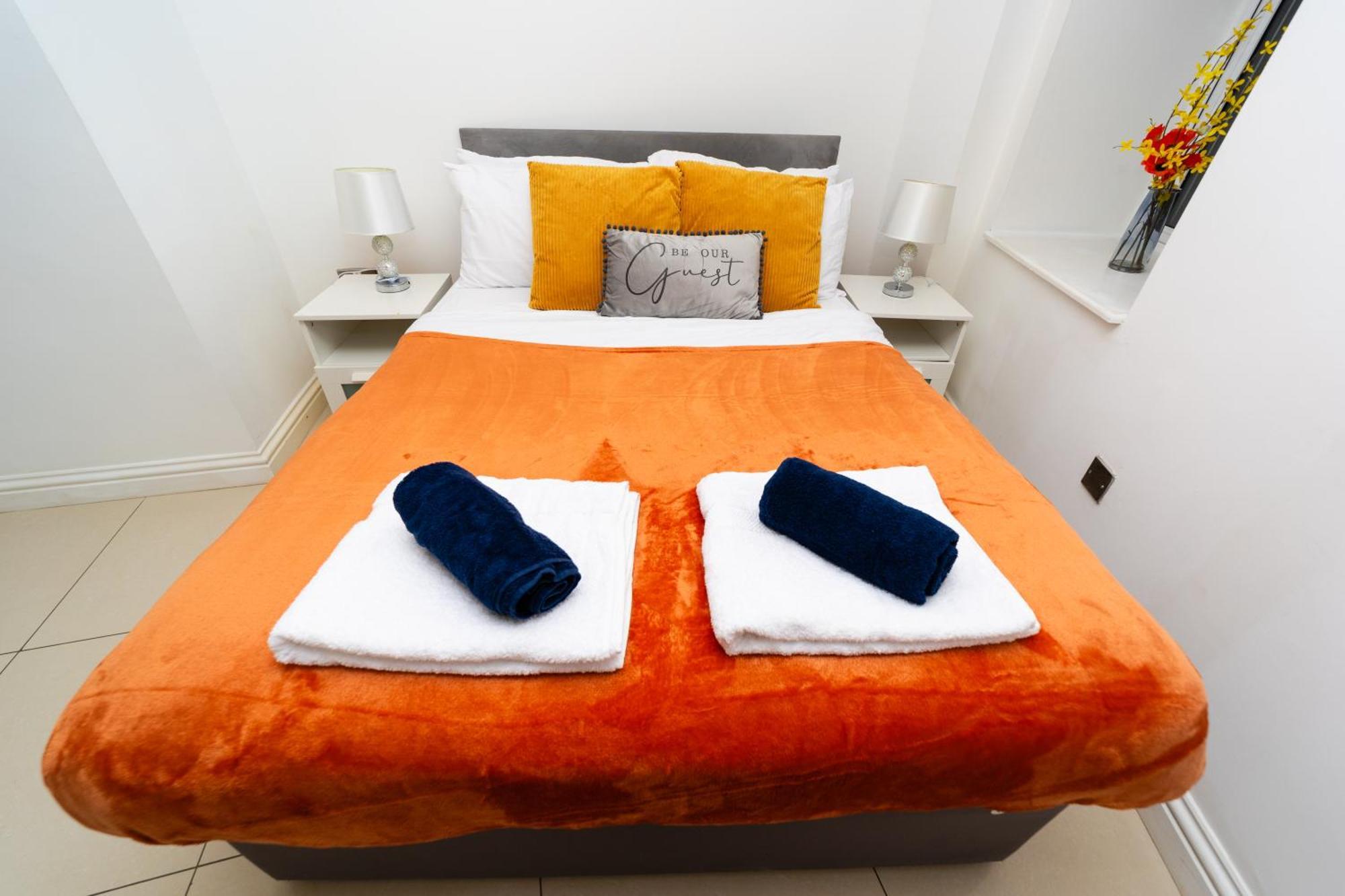 Appartement Spacious Flat With Patio & Parking In Centre