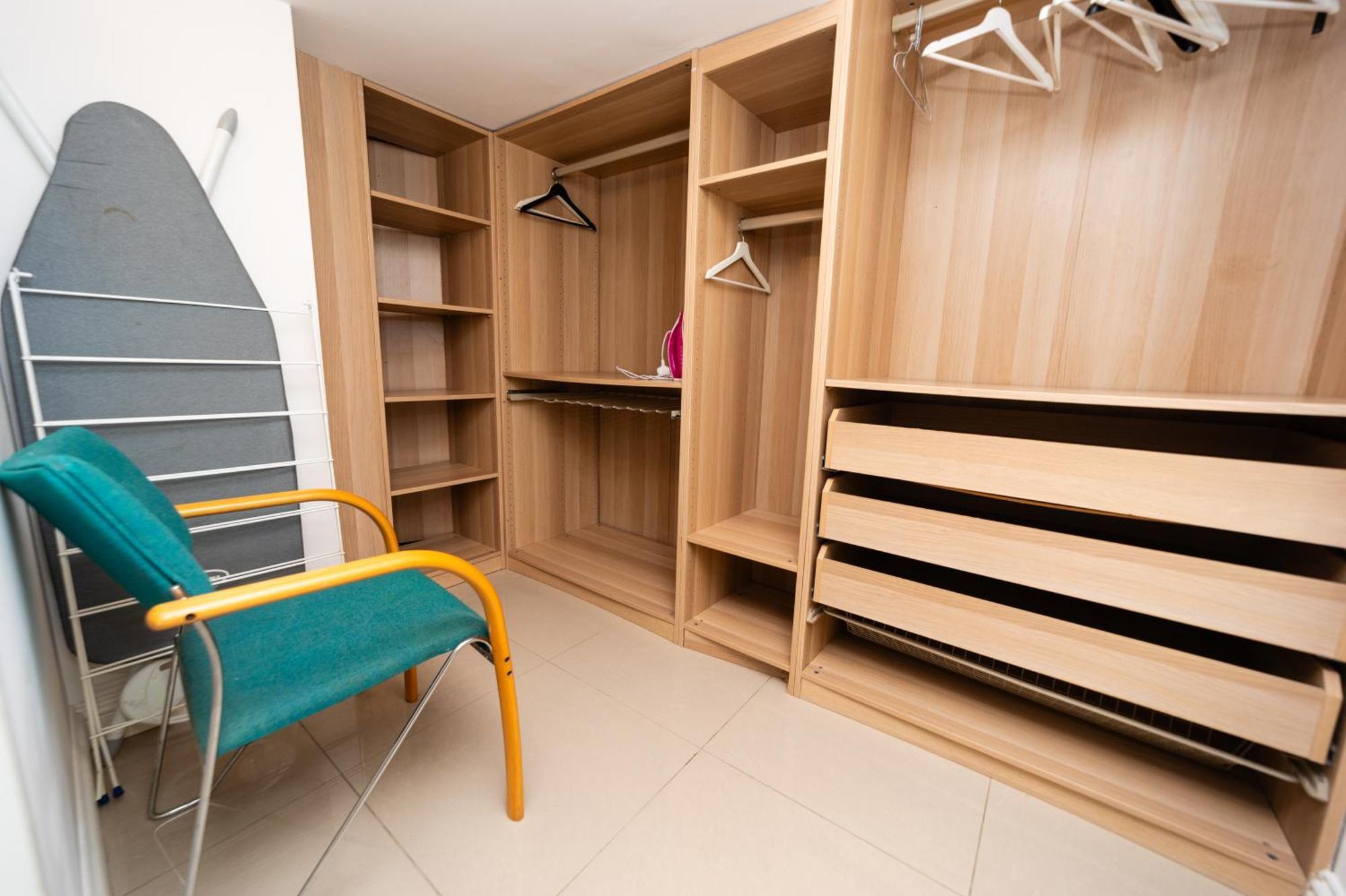 Appartement Spacious Flat With Patio & Parking In Centre