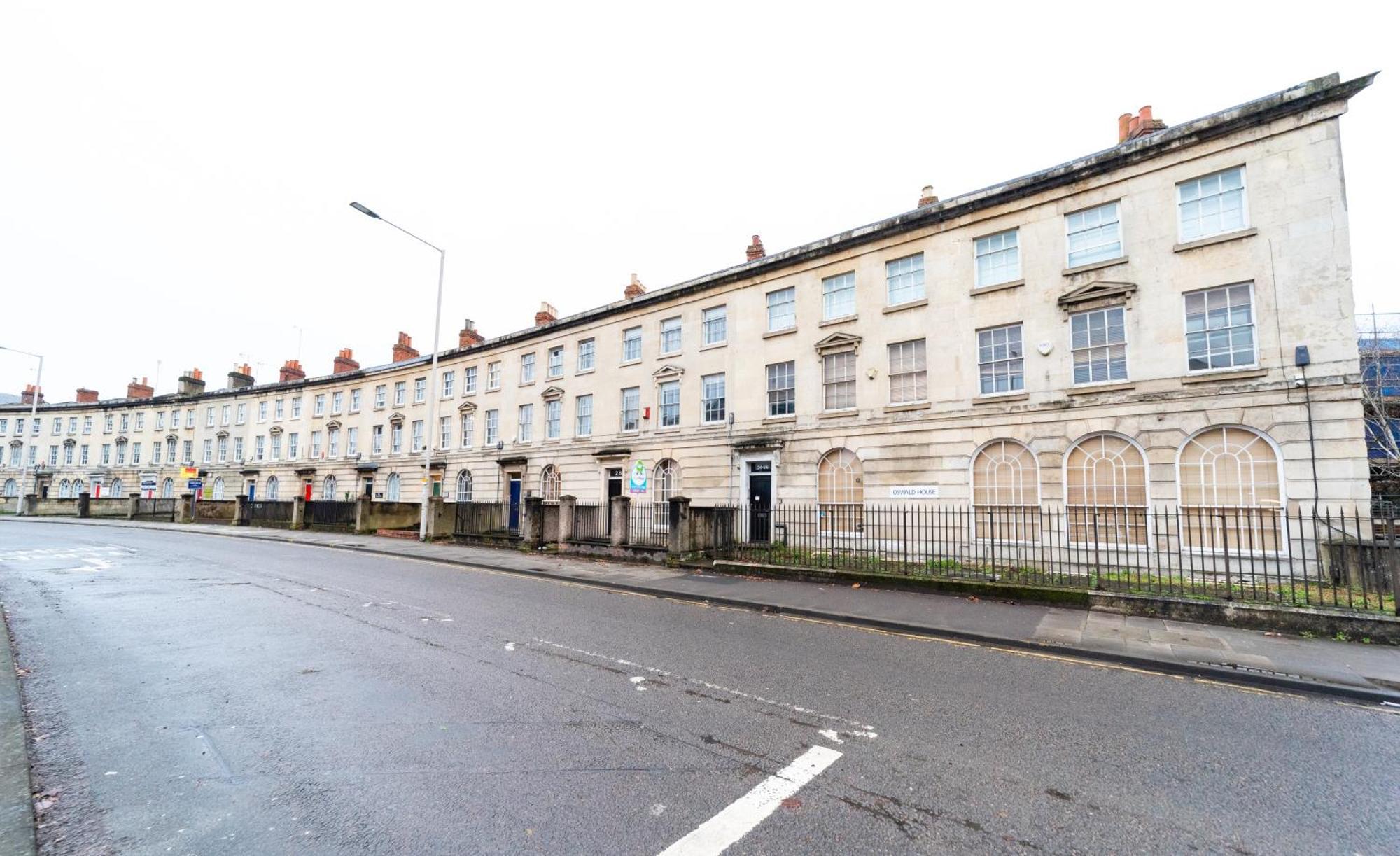 Spacious Flat With Patio & Parking In Centre *