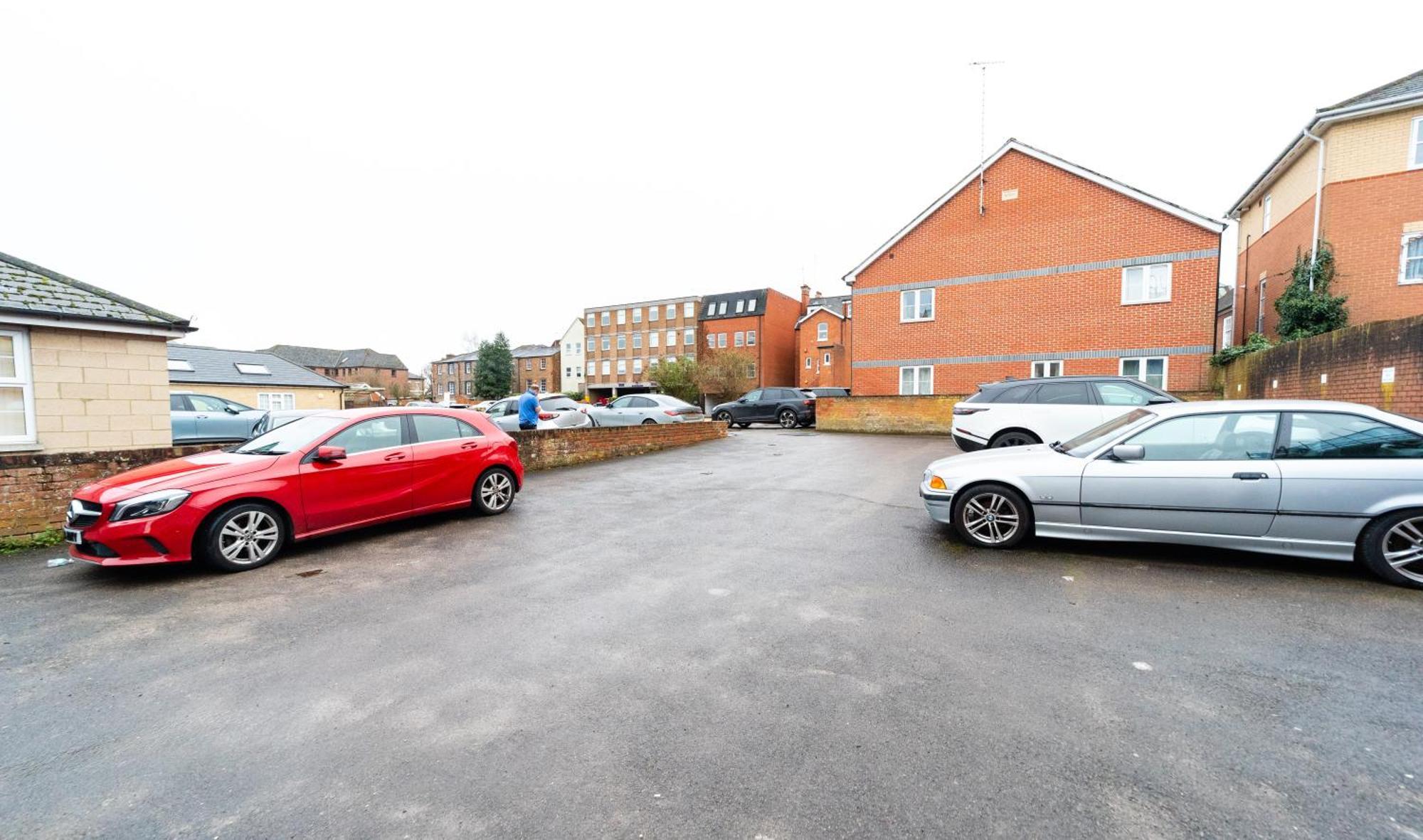 Spacious Flat With Patio & Parking In Centre