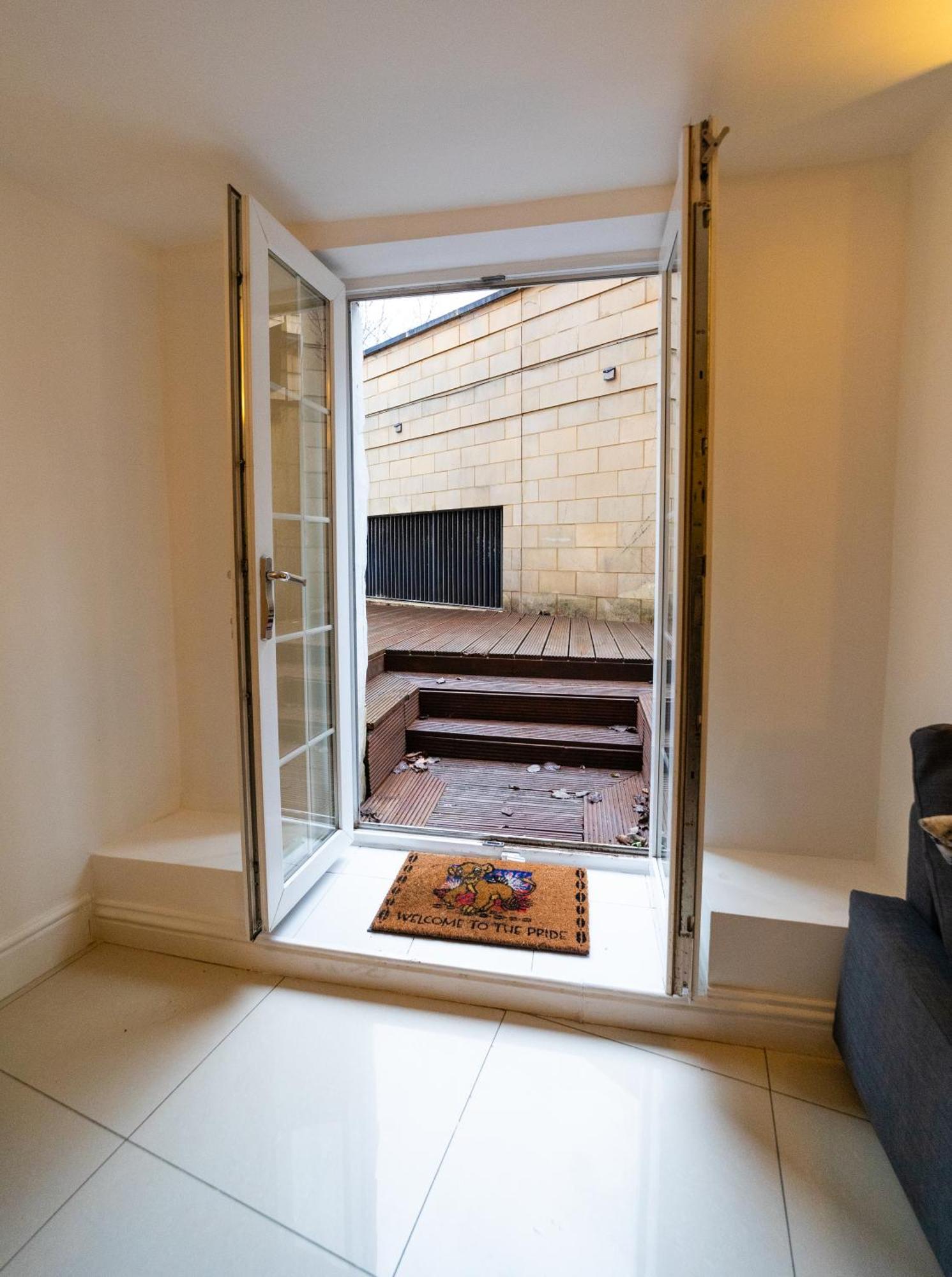 Spacious Flat With Patio & Parking In Centre