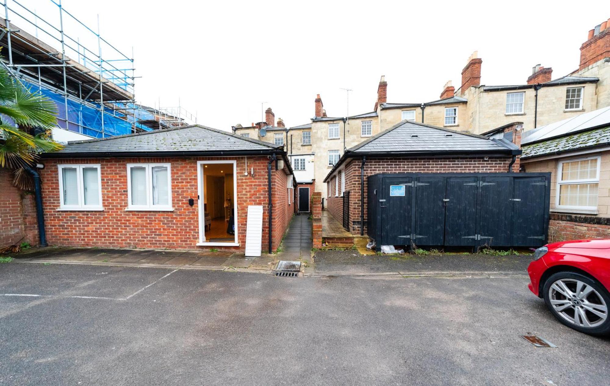 Spacious Flat With Patio & Parking In Centre *